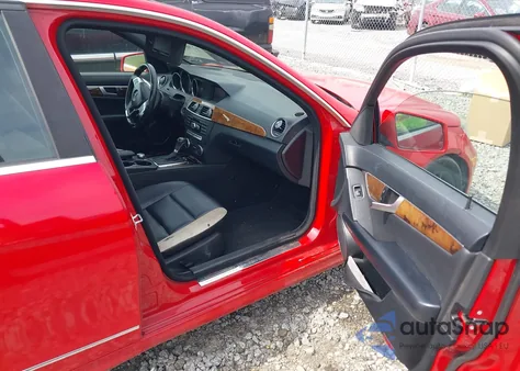 2013 Mercedes-Benz C 250 Luxury/Sport z USA, uszkodzony, nr VIN WDDGF4HB7DR289928